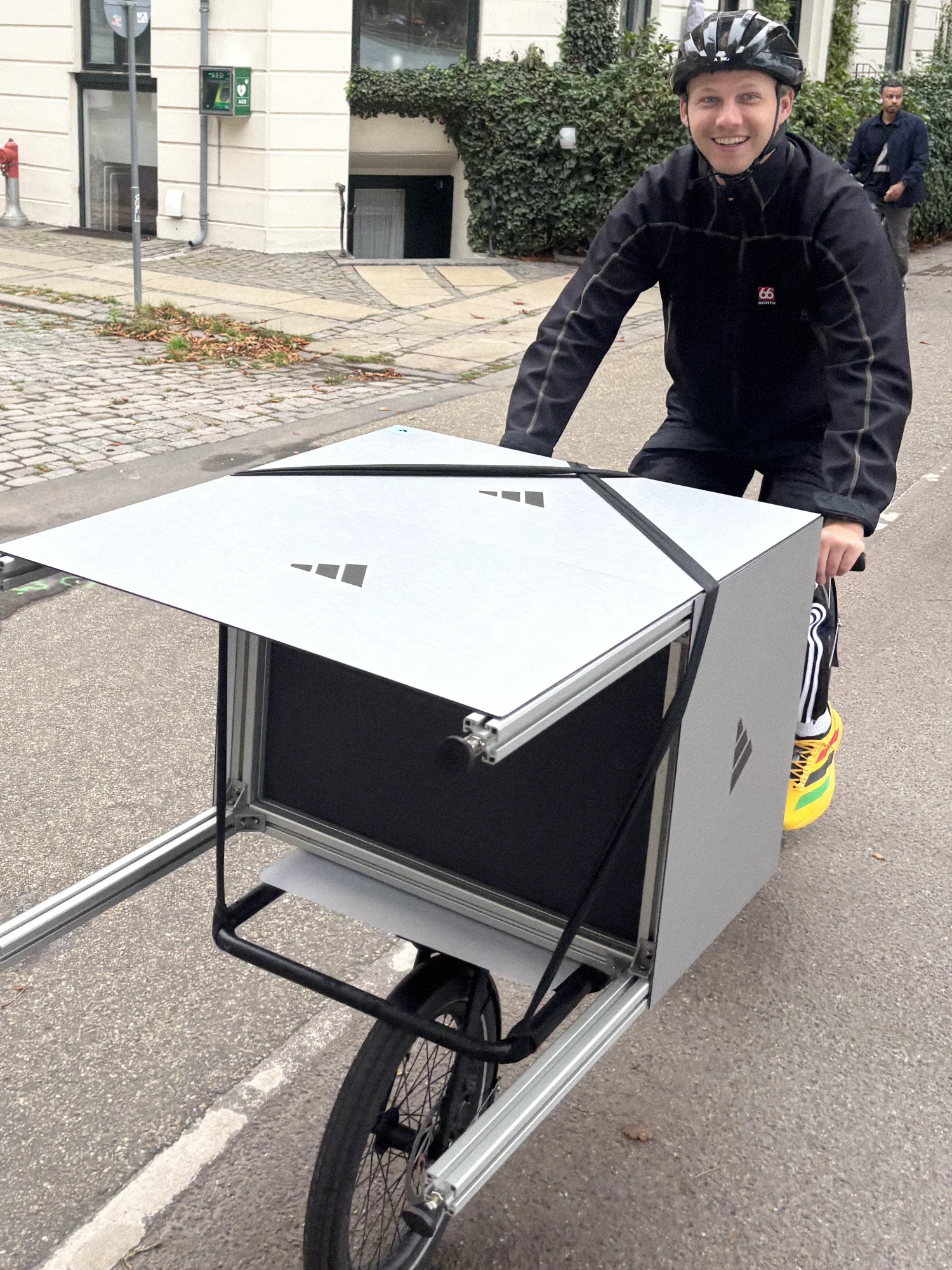 Omnium transporting large object